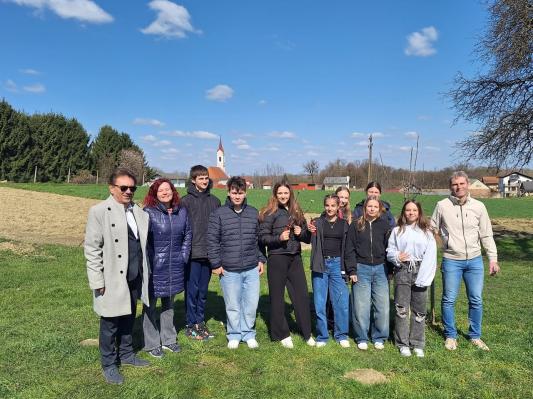 FOTO: Učenci na Razkrižju zavihali rokave in prijeli za škarje