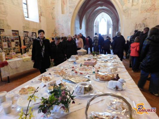 FOTO: V 750 let stari cerkvi zaživela razstava domače obrti in kulinarike