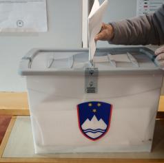 Znani rezultati vzporednih volitev: v vodstvu Gibanje Svoboda, tesno za njim SDS