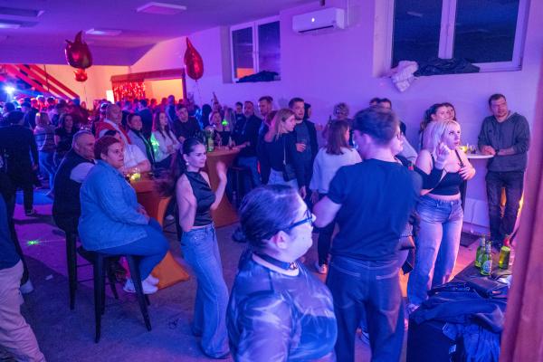 FOTO in VIDEO: Damjan Murko in Zlata žila ogrela Strukovce