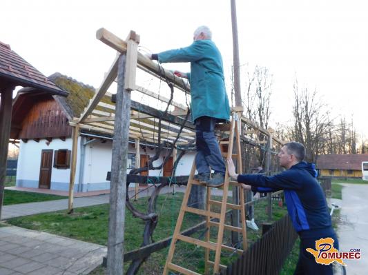 FOTO: Pred prekmursko panonsko domačijo postavili novi leseni »lugaš« 
