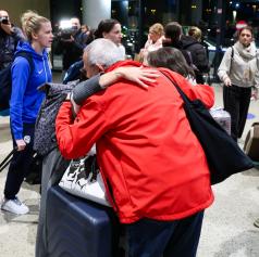 FOTO: Na Brnik prispelo že več kot 450 Slovencev, tako ganljivo je bilo snidenje s svojci