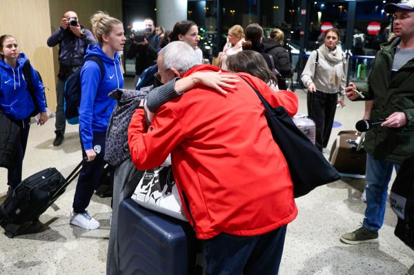 FOTO: Na Brnik prispelo že več kot 450 Slovencev, tako ganljivo je bilo snidenje s svojci