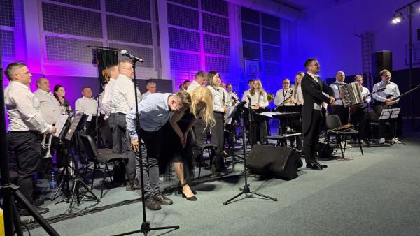 FOTO: V Križevcih ob dnevu žena zazvenele brezčasne Avsenikove melodije