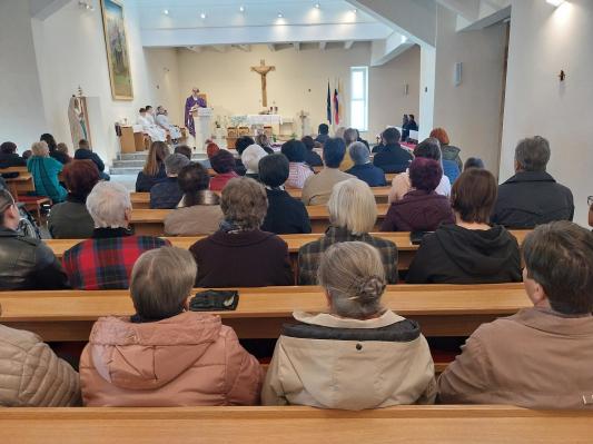 FOTO: Škof Kozinc in duhovniki že tretjič med verniki v drugih župnijah