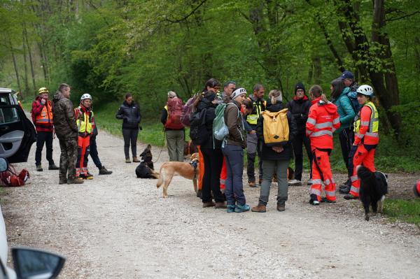 FOTO: Reševalni psi našli »pogrešano« osebo na Goričkem