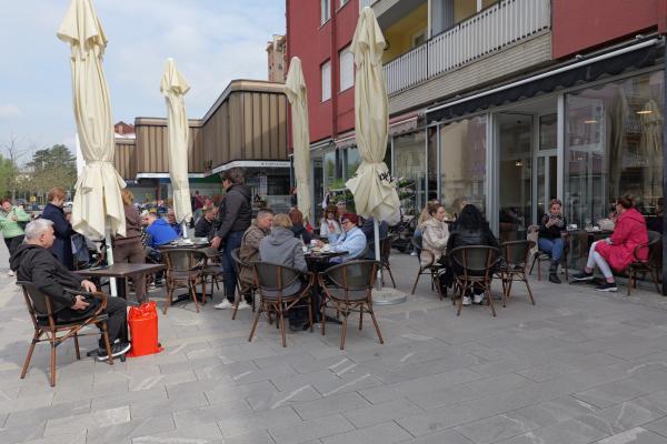 VIDEO: Odprtje slaščičarne pritegnilo ljubitelje sladkih dobrot