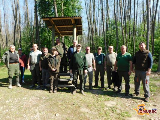FOTO: Lovci v Veliki Polani zavihali rokave in očistili naravo