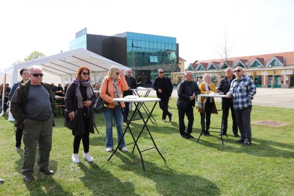 FOTO: Dišalo je po bograču in odojku, nova restavracija odprla vrata v Lendavi