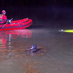 FOTO: Pri Ljutomeru voznik zapeljal naravnost v ribnik, v akcijo tudi potapljaška enota