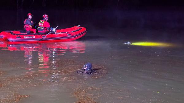 FOTO: Pri Ljutomeru voznik zapeljal naravnost v ribnik, v akcijo tudi potapljaška enota