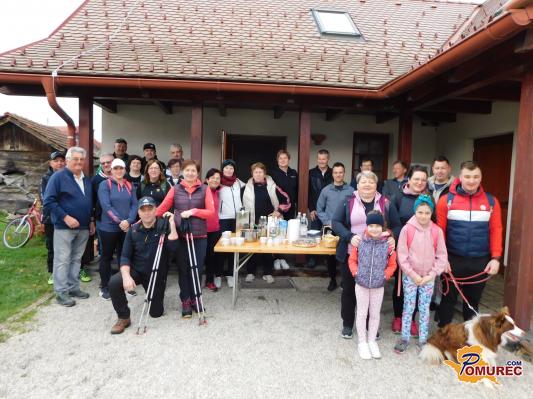 FOTO: Velikonočni pohod ob Črncu in Doblu združil vse generacije