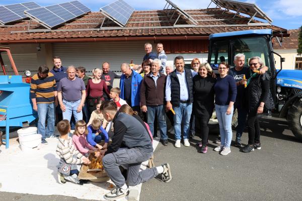 FOTO: Na Hotizi obudili star običaj luščenja koruze