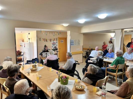 FOTO: Evrovizijska predstavnica prekmurskih korenin razveselila stanovalce