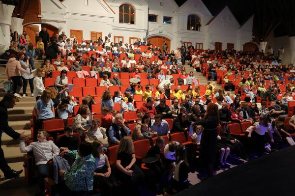 FOTO: Otroški in mladinski zbori s pesmijo povezali Pomurje