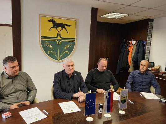 FOTO: Križevci v prenovo, podpisana pogodba za cesto in vodovod