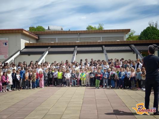 FOTO in VIDEO: Več kot 200 otrok s pesmijo napolnilo Trg kulture v Murski Soboti