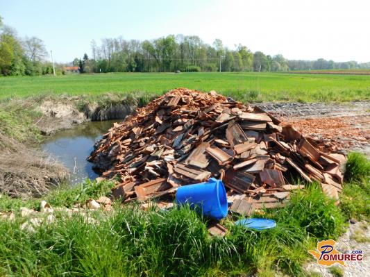 FOTO: Nelegalno odlagališče med žitnimi polji razburilo lokalno skupnost