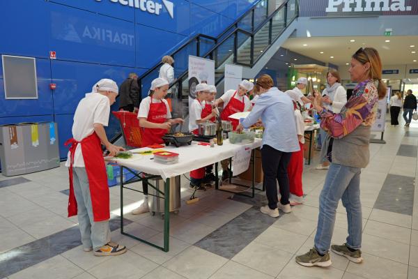 VIDEO: Tradicionalne jedi znova oživele v rokah mladih kuharjev
