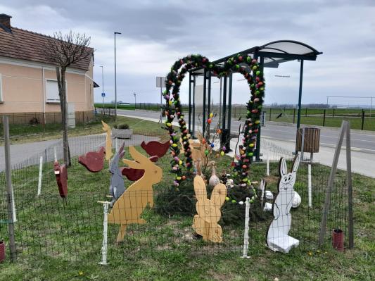 FOTO: Praznično vzdušje v Gomilici polepšala izvirna velikonočna postavitev 