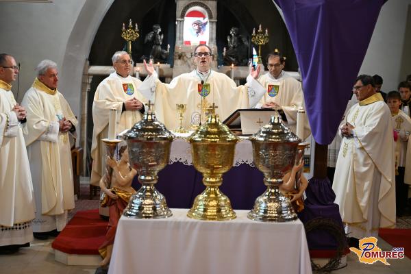 FOTO in VIDEO: Škof Kozinc blagoslovil sveta olja in odprl velikonočne obrede