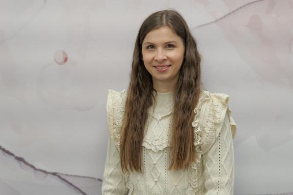 Julija Lorien: »Vokalna joga je za vsakogar« – pot do boljšega počutja skozi glas, dih in telo