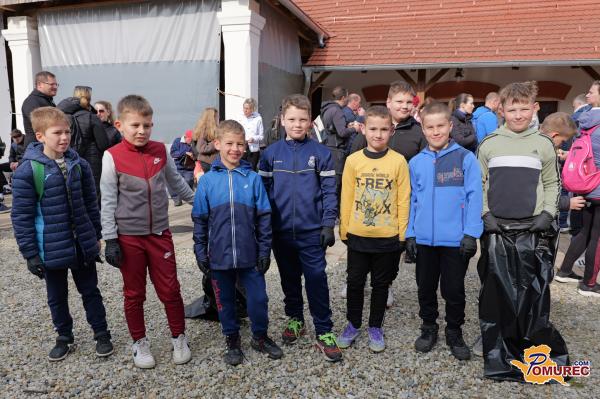 FOTO in VIDEO: Krajani stopili skupaj in očistili okolje