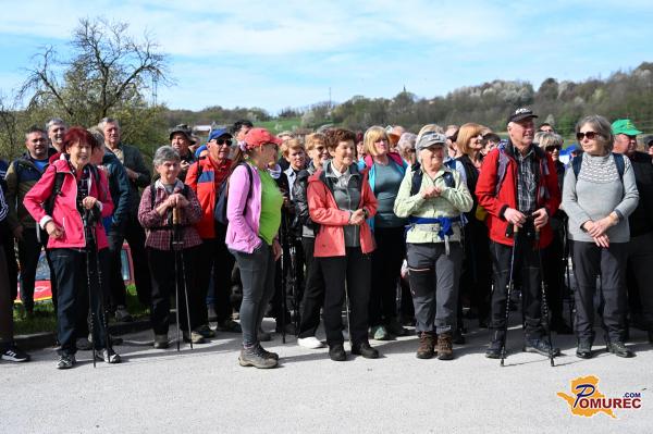 FOTO: Velikonočni pohod povezal številne pohodnike