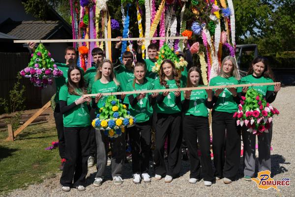 FOTO in VIDEO: Gančani pripravljeni na postavitev 107. majoša, rože izdelovali že od začetka leta