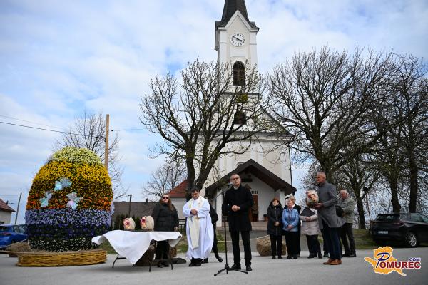FOTO: V Pečarovcih zasijalo velikonočno jajce iz tisočerih cvetov
