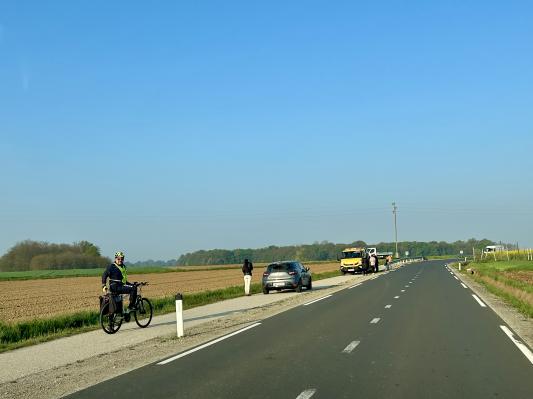 FOTO: Počilo pri Beltincih, avto pristal na strehi