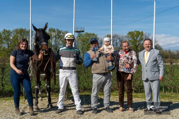 FOTO: Sezona kasaških dirk je odprta, kar tri zmage ostale doma