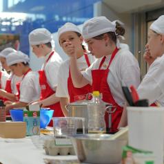 FOTO in VIDEO: Dišalo je po domačem, otroci so v Murski Soboti oživljali stare recepte