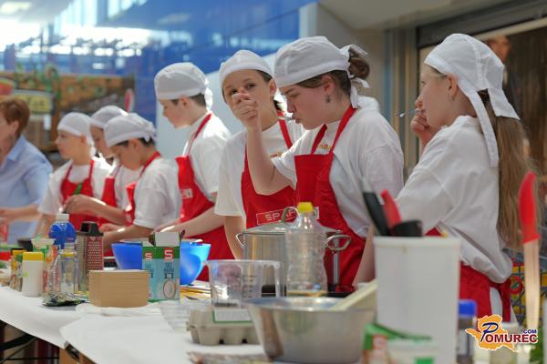 FOTO in VIDEO: Dišalo je po domačem, otroci so v Murski Soboti oživljali stare recepte