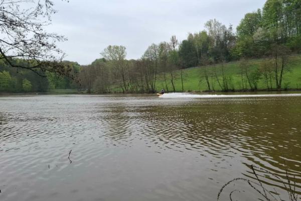 Kritične razmere na pomurskem jezeru, prepovedali ribolov in vse aktivnosti