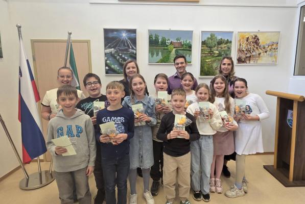 FOTO: Župan prisluhnil najmlajšim, predlagajo ograjo pri igrišču