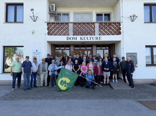 FOTO: Leščečki znova čuvajo narcisne travnike v Veržeju