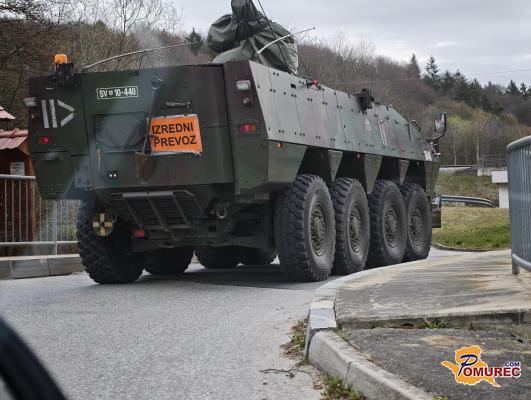 FOTO: Vojaška vozila presenetila voznike v Pomurju