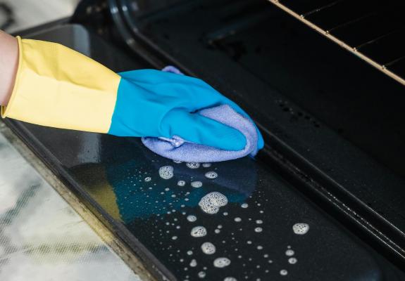 To je najhitrejši način za čiščenje pečice brez kemikalij