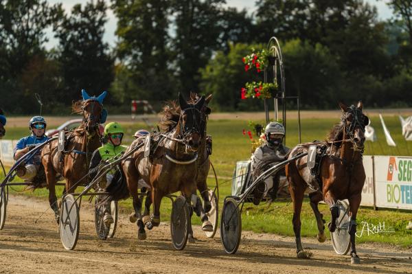 Velikonočni ponedeljek v znamenju kasaških dirk in tradicije v Ljutomeru 