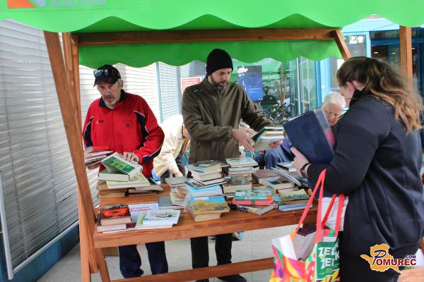 FOTO in VIDEO: Knjige pred knjižnico iščejo nove lastnike