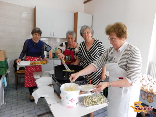 FOTO: Prleške gospodinje so cvrle akacijeve krofe