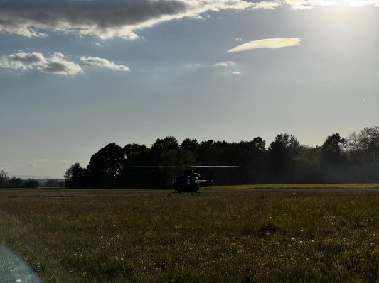 Drama na letališču v Murski Soboti: Padalec poškodovan, posredoval helikopter