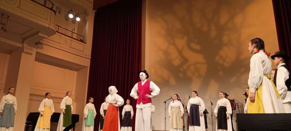 FOTO: Mladi folklorniki iz Pomurja navdušili na regijskem odru