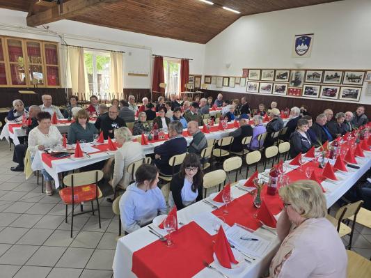 FOTO: Srečanje starejših krajanov povezalo lokalno skupnost