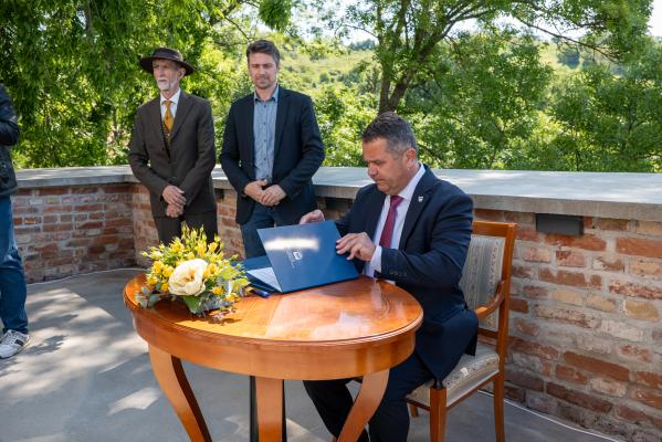 Grad Lendava v znamenju čebel: nova razstava, učni čebelnjak in medoviti park