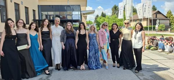 FOTO: Dijakinje in profesorice stopile na rdečo preprogo in navdušile s trajnostno modo