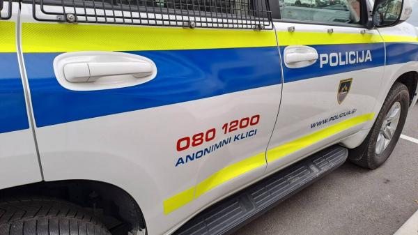 Policisti prijeli enajst tujcev in zasegli avtomobil, v Pomurju tudi delovna nezgoda