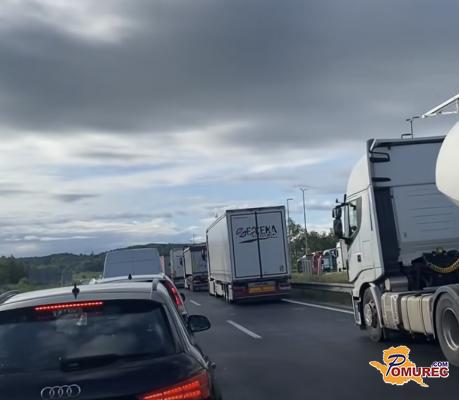 Na pomurski avtocesti trčilo šest vozil, dve osebi v bolnišnici