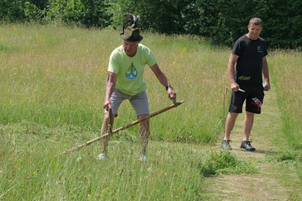 FOTO in VIDEO: Ob rotundi v Selu so se pomerili mojstri ročne košnje